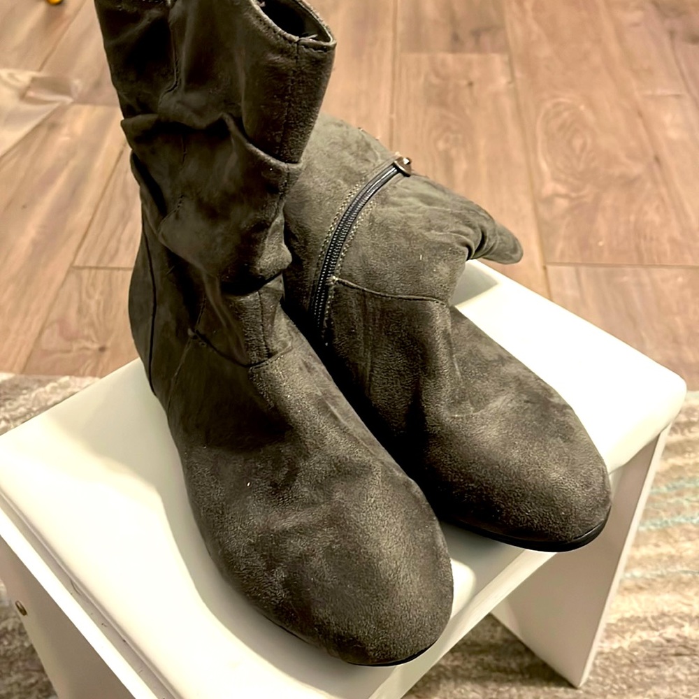 Grey short boot